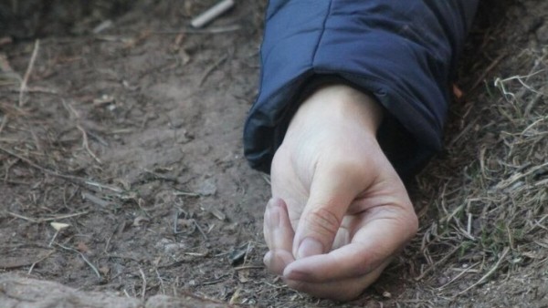 Дети, играя во дворе дети обнаружили тело мужчины