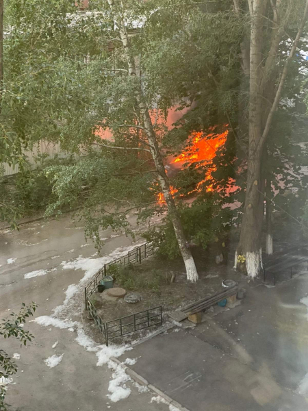 На улице Краснодонской в Самаре дотла сгорел автомобиль