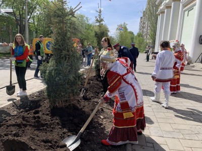 Многонациональная экологическая акция ко Дню Победы:  на проезде 9 Мая перед муниципальным ДК &laquo;Заря&raquo;,  построенным в годы Великой Отечественной войны,  высадили 6 крупномерных елей 