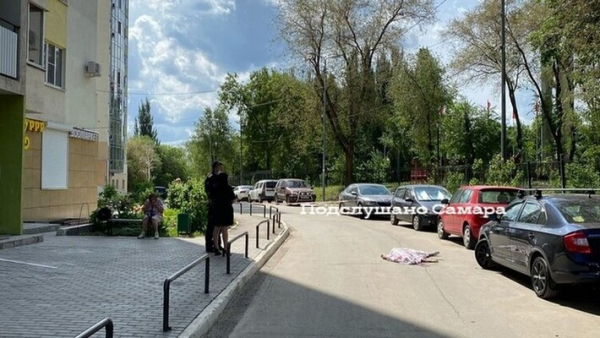 Появились фото с места гибели 16-летней девушки, упавшей с 17 этажа жилого дома в Самаре Появились фото с места гибели 16-летней девушки, упавшей с 17 этажа жилого дома в Самаре
