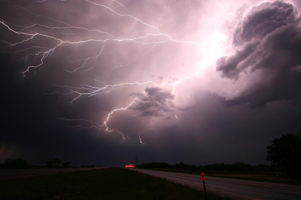 Грозы и шквалистый ветер задержатся в Самарской области до утра 