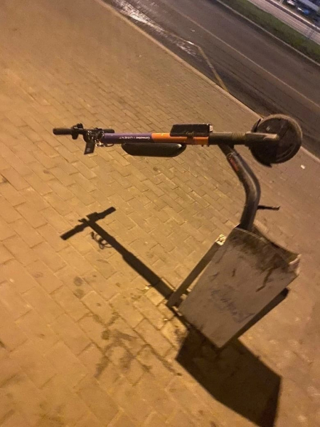 Странный флешмоб: самарцы начали выкидывать в мусорные баки электросамокаты 