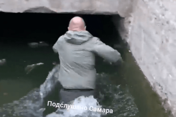 В Самаре мужчина устроил заплыв в затопленном пешеходном переходе В Самаре мужчина устроил заплыв в затопленном пешеходном переходе