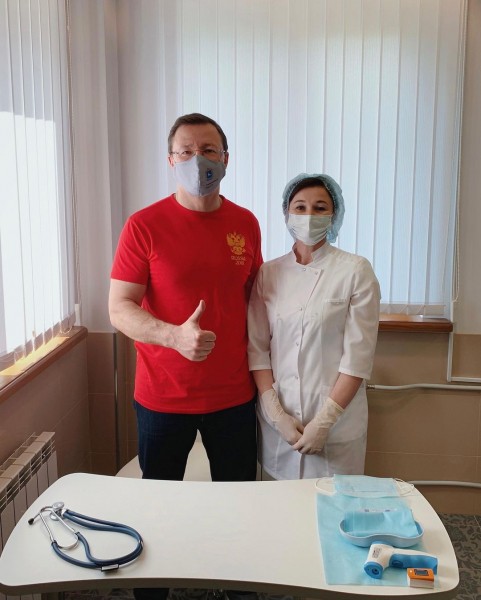 Азаров привился от коронавируса 