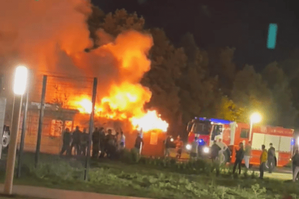 В Тольятти пламя уничтожило стоянку проката самокатов 