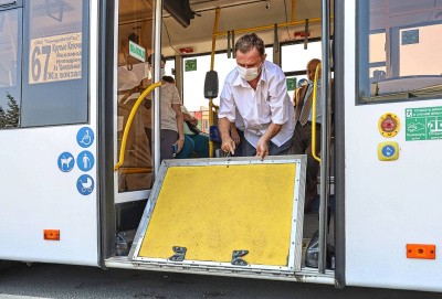 Доступная среда: автобусы нового поколения оборудованы  для маломобильных горожан