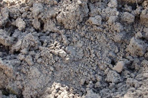 В Самаре ликвидируют яму у подъезда дома на ул. Ново-Вокзальная №50