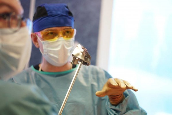  Россиянке установили сделанный специально для нее титановый протез сустава  