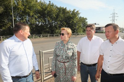 Елена Лапушкина проверила ремонт Заводского шоссе и сквера Борцов Революции Елена Лапушкина проверила ремонт Заводского шоссе и сквера Борцов Революции