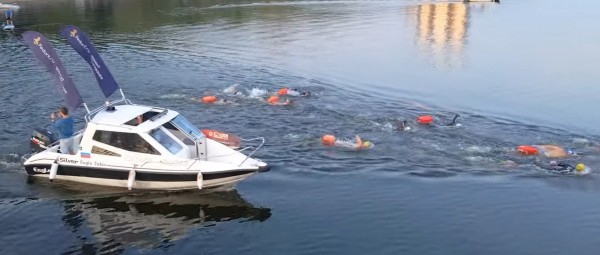 В Самаре около 50 человек массово переплыли Волгу В Самаре около 50 человек массово переплыли Волгу