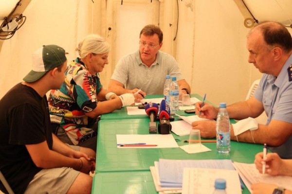 Губернатор Дмитрий Азаров встретился с погорельцами в Борском районе Самарской области