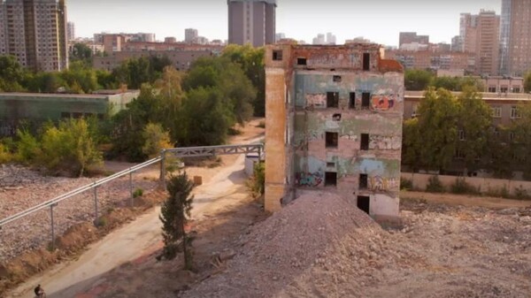 В Самаре на территории ЗИМа снесли заброшенный часовой корпус 