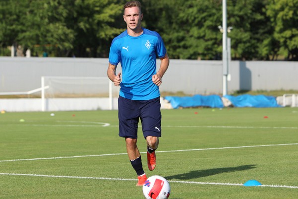 В расположение самарских &laquo;Крыльев&raquo; прибыл хавбек &laquo;Спартака&raquo; Максим Глушенков 