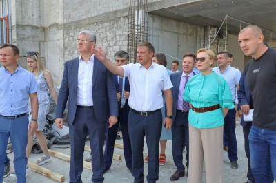 Елена Лапушкина проверила ход строительства школы на Пятой просеке и детских садов в Самаре