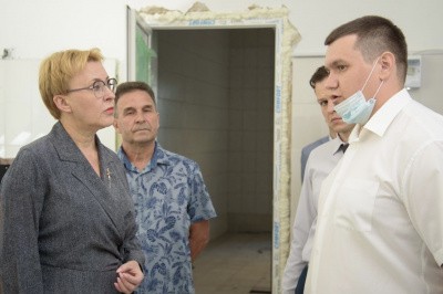 Елена Лапушкина проверила ремонт пищеблоков в образовательных учреждениях 