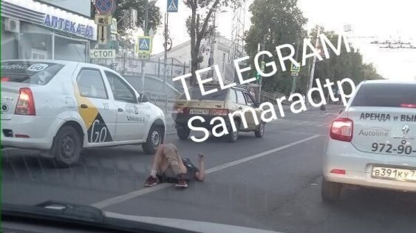 В Самаре лежащий на ул. Спортивной мужчина напугал водителей