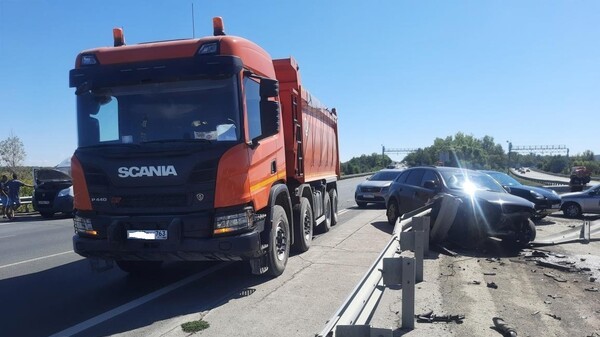 В Самарской области грузовик с асфальтом догнал Ауди