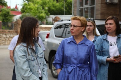 Елена Лапушкина посетила улицу Солнечную по обращению жителей