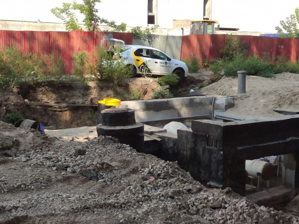 &laquo;Герой дня&raquo;: в Самаре &laquo;хитрый&raquo; таксист попытался проехать через ремонтируемый участок и застрял 