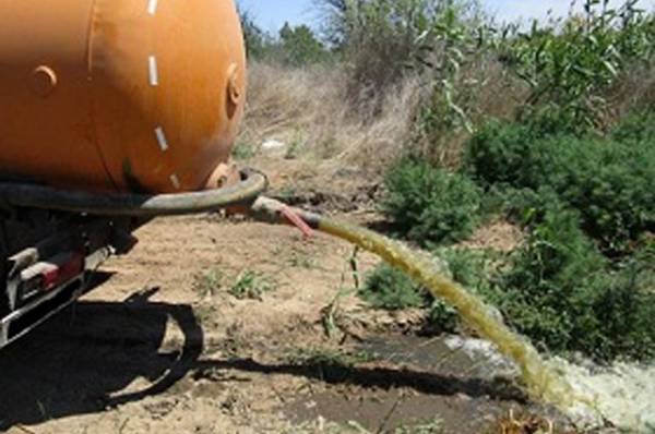 В Самаре нелегальные ассенизаторы сливают отходы канализации, где попало