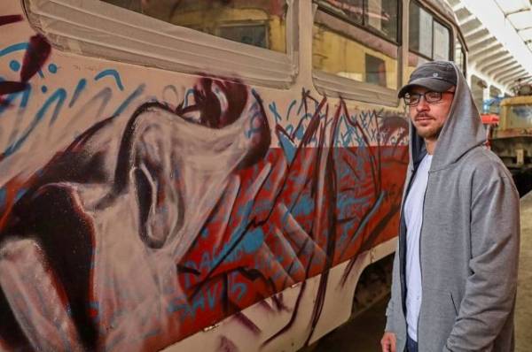 В Самаре ко Дню города испанский уличный художник начал расписывать трамвай