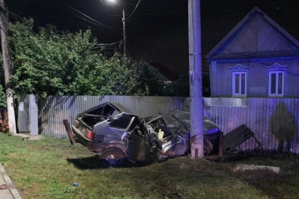 Мгновенная смерть: в Кинеле легковушка протаранила опору ЛЭП 