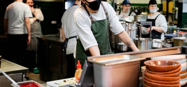 &laquo;Лучше так, чем сидеть без работы&raquo;: работники самарского общепита рассказали, что произошло с заведениями в локдаун