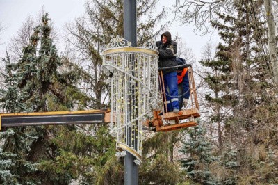 Создание праздничного настроения: Самару уже начали  украшать к новогодним праздникам