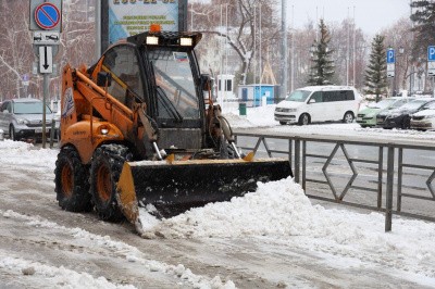 В Самаре продолжается работа по уборке снега