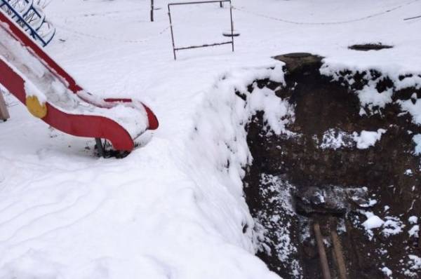 В Самаре появилась детская горка, ведущая в яму