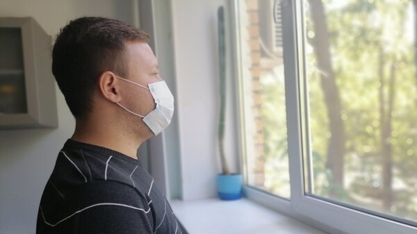 Стало известно, сколько дней заболевший COVID-19 остаётся заразным 