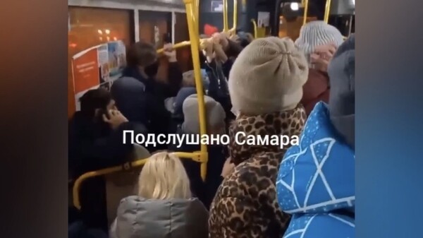 В Самаре в автобусе №67 кондуктор кричал матом на пассажиров. Видео