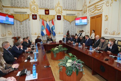 Глава Самары Елена Лапушкина отметила благодарностью городского округа Самара организации и жителей города, внесших вклад в создание и установку мемориального комплекса &laquo;Самара &ndash; город трудовой доблести&raquo;