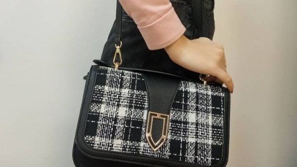 &laquo;Бритва и запасные трусики&raquo;: молодые девушки из Самары признались, что носят в своих сумочках