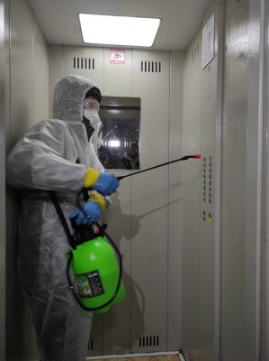 Безопасность в приоритете: в Самаре продолжается дезинфекция подъездов жилых домов Безопасность в приоритете: в Самаре продолжается дезинфекция подъездов жилых домов