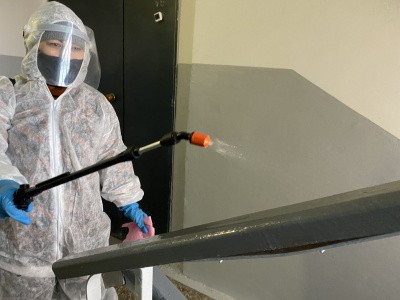 Без выходных: В Самаре продолжается дезинфекция  подъездов жилых домов