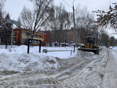 &laquo;Уборка сегодня в усиленном режиме, город готовят к новой рабочей неделе&raquo;: в областном центре профильные службы очищают от снега все территории города