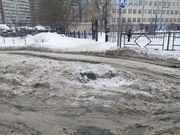 Жители Самары пожаловались на опасный переход напротив школы