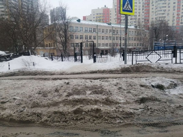 Жители Самары пожаловались на опасный переход напротив школы