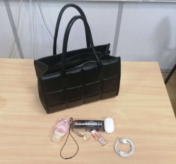 &laquo;Бритва и запасные трусики&raquo;: молодые девушки из Самары признались, что носят в своих сумочках