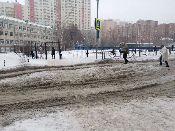 Жители Самары пожаловались на опасный переход напротив школы