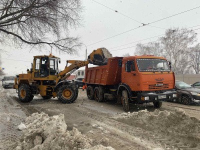 Техника и персонал задействованы по максимуму, логистика выверена: задача по наращиванию количества вывезенного за сутки снега до восьми тысяч тонн выполняется в полном объеме Техника и персонал задействованы по максимуму, логистика выверена: задача по наращиванию количества вывезенного за сутки снега до восьми тысяч тонн выполняется в полном объеме