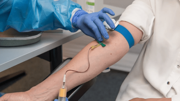 Названа единственная группа крови, носители которой устойчивы к омикрон-штамму 