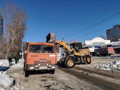 Быстро, эффективно, продуктивно: службы благоустройства города продолжают расчищать улично-дорожную сеть