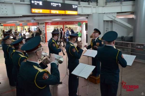 Росгвардия поздравила пассажиров вокзала Самары с Днем защитника Отечества