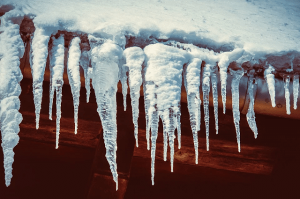Глыба снега рухнула на три автомобиля на Московском шоссе