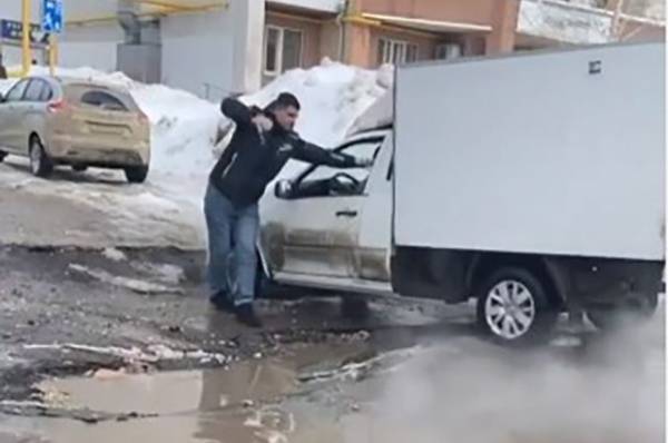 В Самаре на проезжей части ул. Дачной провалился асфальт