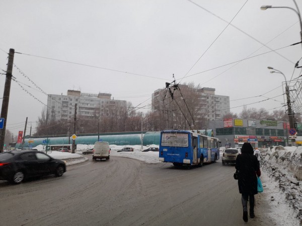 В Самаре на проспекте Кирова остановилось движение троллейбусов