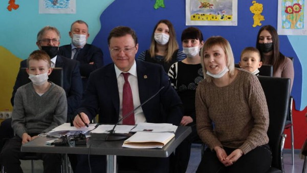 Комаров высоко оценил работу региональной команды по оказанию помощи беженцам ДНР и ЛНР