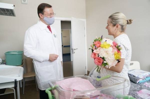 Дмитрий Азаров поздравил с 8 марта врачей и рожениц